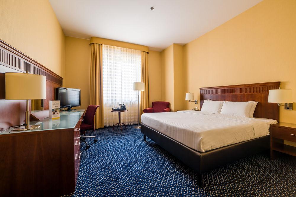 Courtyard By Marriott Warsaw Airport Hotel Екстериор снимка
