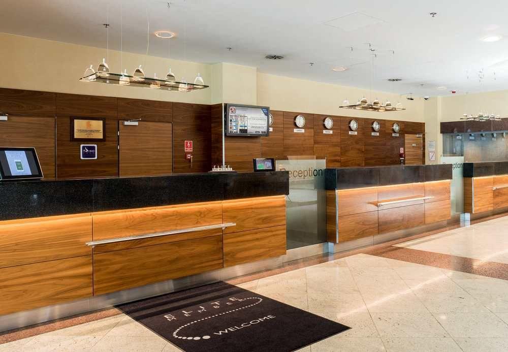 Courtyard By Marriott Warsaw Airport Hotel Екстериор снимка